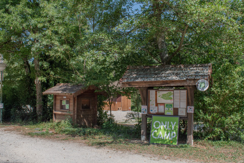 Informationsstände und Schilder bei Onlycamp Camping Le Lac de Roybon in Auvergne-Rhône-Alpes, Frankreich.
