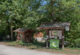 Informationsstände und Schilder bei Onlycamp Camping Le Lac de Roybon in Auvergne-Rhône-Alpes, Frankreich.