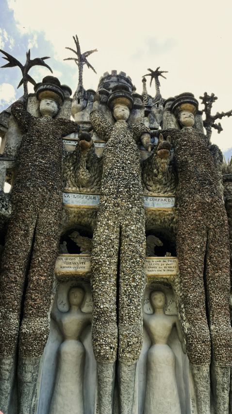 Detailreiche steinerne Figuren an einem ungewöhnlichen Denkmal bei Roybon, Auvergne-Rhône-Alpes, Frankreich.