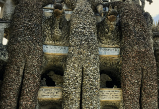 Detailreiche steinerne Figuren an einem ungewöhnlichen Denkmal bei Roybon, Auvergne-Rhône-Alpes, Frankreich.