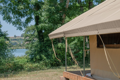 Tenda safari Ponza al Onlycamp Camping Le Lac de Roybon in Francia, vicino al lago e immersa nella natura.
