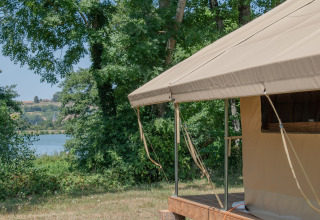Tenda safari Ponza al Onlycamp Camping Le Lac de Roybon in Francia, vicino al lago e immersa nella natura.