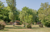 Tiny House Galli al Onlycamp Camping Le Lac de Roybon in Francia, immersa nel verde e circondata da alberi.