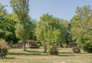 Tiny House Galli al Onlycamp Camping Le Lac de Roybon in Francia, immersa nel verde e circondata da alberi.