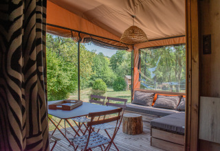 Vista dal Tiny House Galli presso Onlycamp Camping Le Lac de Roybon con terrazza accogliente e verde natura.