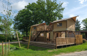 Tenda casa sull'albero con vasca idromassaggio al Holiday park Mölke nei Paesi Bassi, tra il verde.
