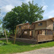 Cabane-tente perchée avec spa à Holiday park Mölke aux Pays-Bas, entourée de nature verdoyante.