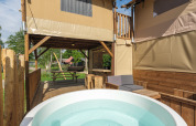 Boomhuttent met bubbelbad bij Holiday park Mölke in Nederland, ideale plek voor buitenplezier en rust.
