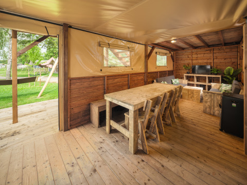 Interieur van een boomhuttent met houten meubels bij Holiday park Mölke in Nederland.