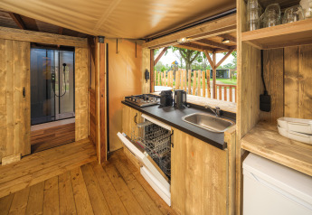 Intérieur d’une tente cabane dans les arbres avec cuisine en bois au Holiday park Mölke, Pays-Bas.