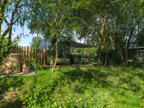 River Mirrorlodge met bubbelbad, panoramisch uitzicht en terras midden in een groene, rustige natuur.