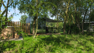 River Mirrorlodge avec bain à bulles, vue panoramique et terrasse installée dans un bois verdoyant paisible.
