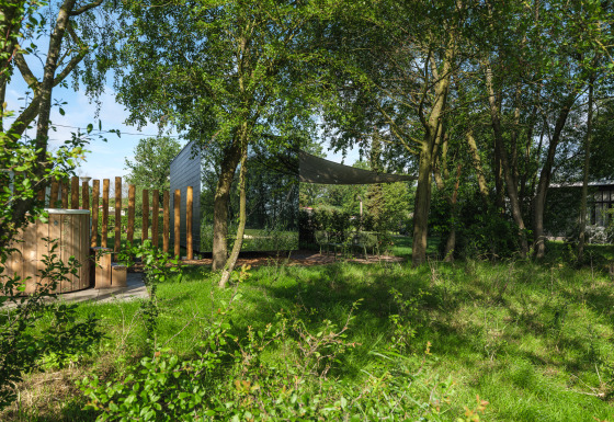 River Mirrorlodge met bubbelbad, panoramisch uitzicht en terras midden in een groene, rustige natuur.