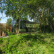 River Mirrorlodge met bubbelbad, panoramisch uitzicht en terras midden in een groene, rustige natuur.