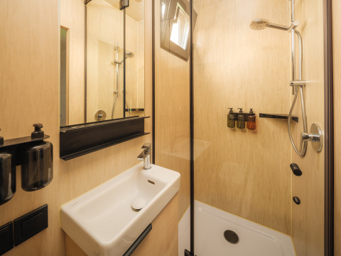 Moderne badkamer met douche en wastafel bij River Mirrorlodge, Holiday park Mölke, Nederland.