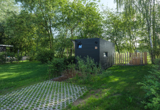River Mirrorlodge bij Holiday park Mölke in Nederland, omgeven door bomen en groene natuur.