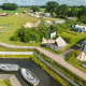 Vue aérienne du tipi Blije haventent avec installations sanitaires privées, bateaux et tentes au camping.