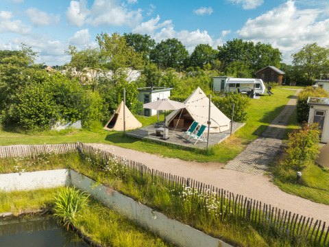 Teepee-teltet Blije haventent og campingplads ved Holiday park Mölke i Holland med grønne omgivelser.