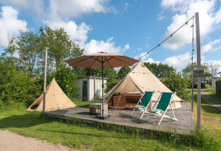 Tente tipi avec terrasse, transats et parasol au Holiday park Mölke aux Pays-Bas.