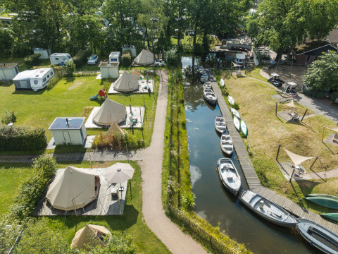 Luchtfoto van de Blije haventent tipi tenten op vakantiepark Mölke in Nederland, nabij boten.