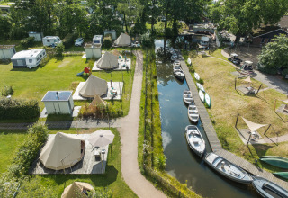 Vue aérienne des tentes tipi Blije haventent au Holiday park Mölke aux Pays-Bas, près des bateaux.