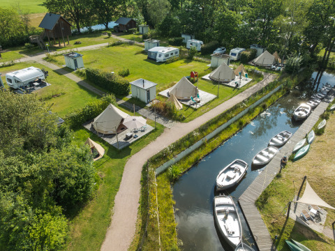 Vue aérienne de tipis et caravanes à Blije haventent, Holiday park Mölke, Pays-Bas.