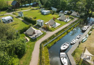 Luchtfoto van tipi tenten en caravans bij Blije haventent, Holiday park Mölke, Nederland.