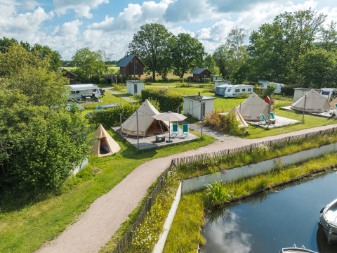 Luftfoto af teepee-telte og campingvogne ved Holiday park Mölke, tæt på vandet i Holland.
