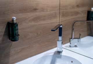 Lavandino moderno con rubinetto quadrato e dispenser di sapone a parete nel Tiny Home di Urban-Gardens Gent, Belgio.