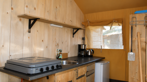 Angolo cucina nella tenda safari Comfort a Camping 't Veld nei Paesi Bassi con fornello e lavello.