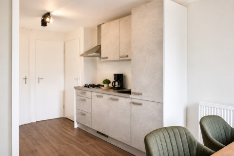 Cocina luminosa y moderna en chalet Beach house con jacuzzi en Camping 't Veld, Países Bajos, amueblado.
