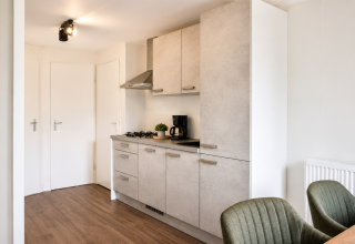 Cocina luminosa y moderna en chalet Beach house con jacuzzi en Camping 't Veld, Países Bajos, amueblado.