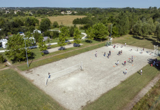 Luftaufnahme von Campinggästen beim Spielen auf dem Sportplatz in Seasonova Camping Le Plan d’Eau, Nouvelle-Aquitaine.