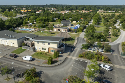 Vue aérienne du Seasonova Camping Le Plan d’Eau avec piscine et espaces verts en Nouvelle-Aquitaine, France.