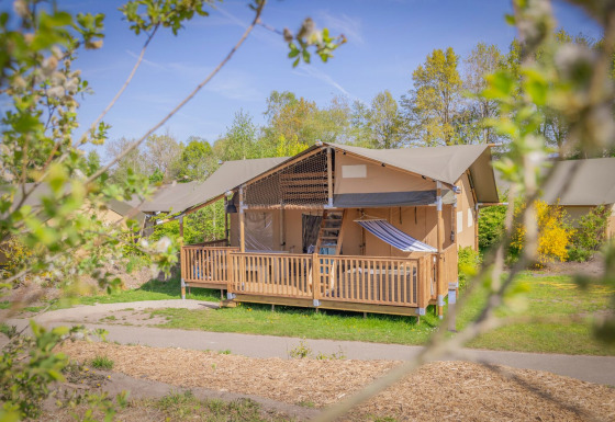 Tenda safari Ranger Lodge all’Holiday Park Sallandshoeve nei Paesi Bassi, immersa nel verde.