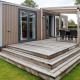 Trælodge med stor terrasse og spiseområde på Family Lodge, Holiday park De Boshoek, Holland.