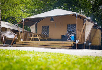 Safari-cottage telt ved Holiday Park Sallandshoeve i Holland med hængekøje, bord og grill foran.
