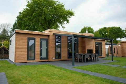 Moderne Veluwe Villa met sauna aan Holiday park De Boshoek in Nederland, met houten gevel en terras.