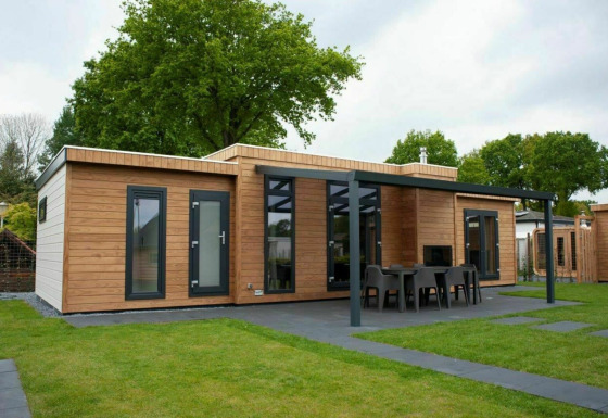 Moderne Veluwe Villa met sauna aan Holiday park De Boshoek in Nederland, met houten gevel en terras.