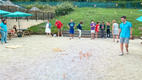 Huéspedes disfrutan de juegos al aire libre en Seasonova Camping Le Val de Coise, un parque vacacional en Pays de la Loire.