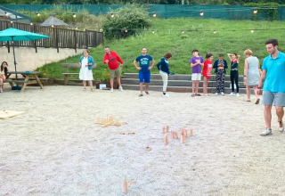 Des vacanciers jouent dehors au Seasonova Camping Le Val de Coise, un parc de vacances en Pays de la Loire.