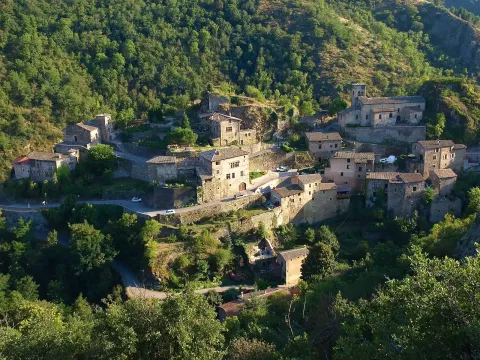 Vista aérea de un pintoresco pueblo cerca de Saint-Galmier, Pays de la Loire, rodeado de colinas verdes.