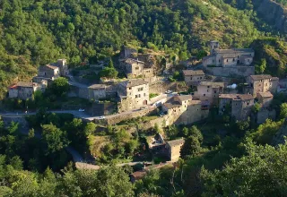 Vue aérienne d’un village pittoresque près de Saint-Galmier, Pays de la Loire, entouré de forêts.