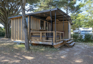 Chalet en bois avec terrasse au Seasonova Camping Le Lac de Cazaux, parc de vacances en Occitanie, France.
