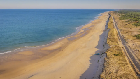 Vue aérienne de la longue plage de sable au Seasonova Camping Le Lac de Cazaux en Occitanie, France, près de la mer.