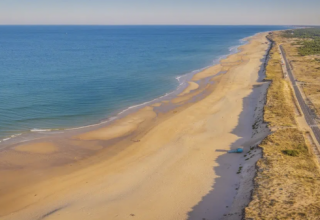 Vue aérienne de la longue plage de sable au Seasonova Camping Le Lac de Cazaux en Occitanie, France, près de la mer.