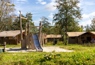 Parco giochi con scivolo e tende glamping al Lauwersmeer Holiday Park, Groningen, Paesi Bassi.