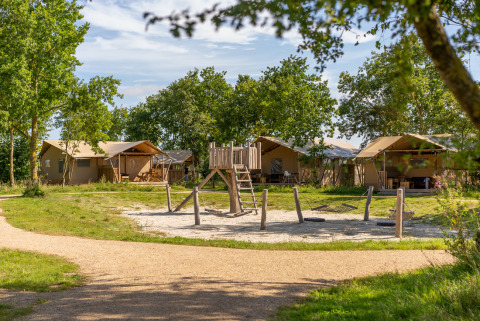 Area giochi e tende safari presso il parco vacanze Lauwersmeer a Groningen, Paesi Bassi, immerso nella natura.