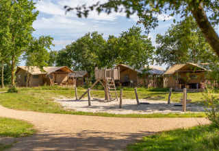 Area giochi e tende safari presso il parco vacanze Lauwersmeer a Groningen, Paesi Bassi, immerso nella natura.