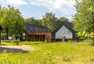 Casa vacanze moderna circondata dal verde nel parco vacanze Lauwersmeer a Groningen, Paesi Bassi.